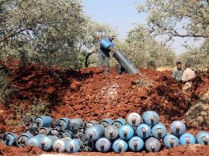 مقاتلون يطلقون القذائف تجاه قوات النظام على مشارف مدينة إدلب