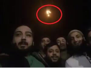 مقاتلو "حركة نور الدين زنكي" وقنابل الفوسفور تتساقط من خلفهم - يوتيوب