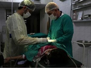 يعمل الأطباء بالمناطق المحررة في ظروف صعبة لكنهم متمسكون ببقائهم في البلاد - أرشيف