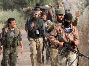 500 مقاتل سوري معارض يعبرون الحدود التركية لأعزاز السورية
