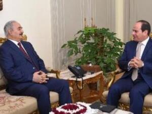 السيسي يلتقي حفتر ويدعو لرفع القيود عن توريد السلاح للجيش الليبي
