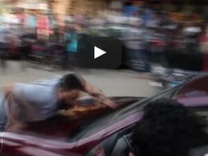 تعمدت راكبة السيارة إلحاق الأذى بالمتظاهرين رغم أن الطريق كان مفسوحا أمامها للمرور ـ يوتيوب