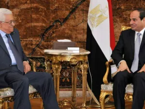 Egypt's President Abdel-Fattah el-Sissi (R) meets with Palestinian Authority President Mahmoud Abbas (L) in Cairo, Egypt. (AFP/File Photo)