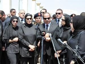 السيسي محاطا باقارب بركات بعيد مشاركته في الجنازة
