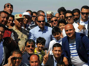 السيسي يتفقد مشروع حفر قناة السويس الجديدة