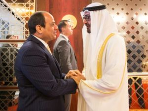 الشيخ محمد بن زايد آل نهيان ولي عهد ابو ظبي يصافح الرئيس المصري عبد الفتاح السيسي 
