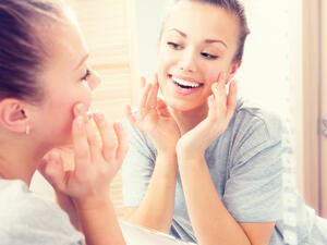 من أسرار العناية بالبشرة شرب الشاي الأخضر الغني بمكونات مضادة للأكسدة