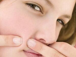 تجنب فرك الحبوب ومحاولة إزالتها بالأظافر