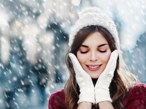 تتعرض البشرة للجفاف والشتققات من الهواء الجاف البارد