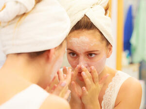 جربي ماسك الفراولة والعسل الطبيعي لترطيب البشرة في الصيف