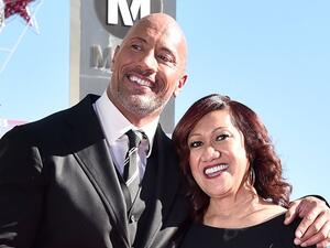 ذا روك (دواين جونسون) مع والداته أتا