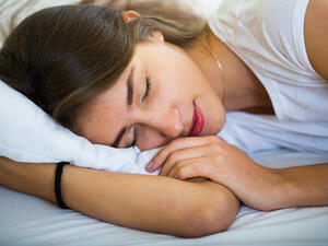 يقول العلماء إن النوم يطيل العمر ويحسّن الذاكرة ويزيل الإرهاق