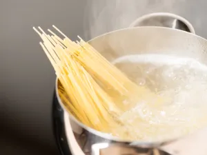 لا ترموا مياه سلق المعكرونة يمكنكم جلي الصحون الوسخة بها