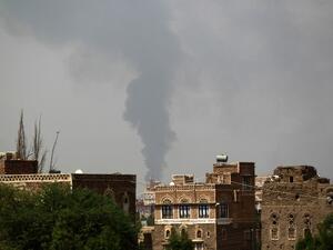 Smoke billows from a building hit by a Saudi-coalition airstrike on August 10, 2016. (AFP/Mohammed Huwais)