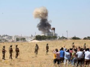 دخان منبعث من كوباني السورية قرب الحدود مع تركيا
