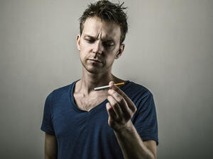 النيكوتين المكون الأساسي للتبغ وهو الذي يجعله مادة قابلة للإدمان