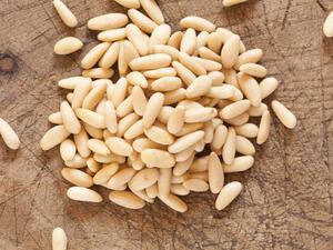 الصنوبر من المكسرات والبذور الحلوة