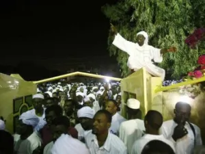 آلاف السودانيين يتوافدون على منزل الترابي لتشييعه