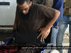 المقاتل السعودي وهو يفارق كرسيّه المتحرك للمرة الأخيرة متوجها نحو مفخخته - تويتر