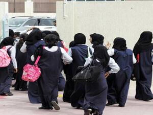 طالبات أثناء خروجهن من بوابة المدرسة