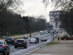 أميرة سعودية تجبر رجلا فرنسيا على تقبيل قدمها
