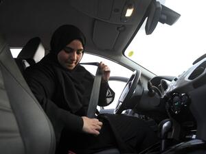 يطبق قرار قيادة المرأة للسيارة في حزيران/ يونيو المقبل 