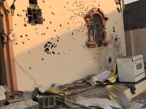 قوات الأمن حاصرت مبنى يتحصن فيه مطلوبون للأمن وسط منطقة سكنية