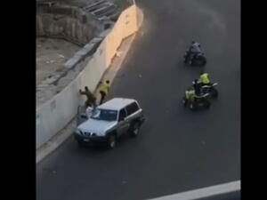 حاول شبان الاعتداء على العسكري عدة مرات خلال دقائق معدودة 