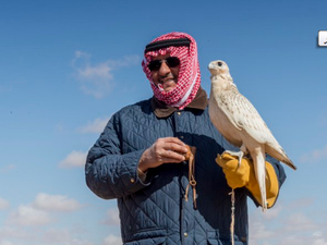 يمضي ابن نايف رحلة في مخيمه الصحراوي خلال فصل الشتاء