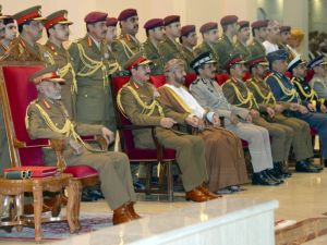 السلطان قابوس يحضر عرضا عسكريا