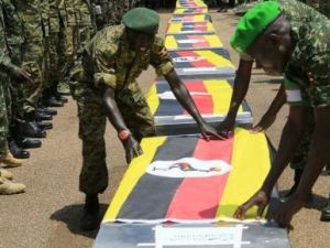 جنود اوغنديون امام نعوش زملاء لهم قتلوا ضمن قوة حفظ السلام الافريقية في الصومال
