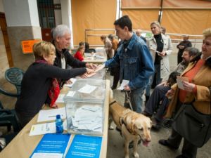 الاسبان يدلون باصواتهم لانهاء هيمنة الحزبين الرئيسيين