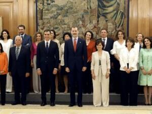 وزراء الحكومة الإسبانية الجديدة مع رئيس الوزراء الإسباني بيدرو سانشيز (السابع الى اليسار) والملك فيليبي السادس (وسط).