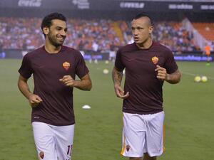Salah and teammate Radja Nainggolan warm-up ahead of Roma's 3-1 win over Valencia