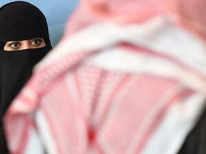 اب يطرد ابنائه