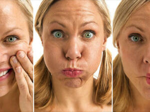 تساعد يوغا الوجه النساء في إخفاء التجاعيد وترهل الوجه (shutterstock.com)