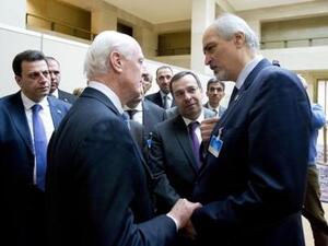 مبعوث الأمم المتحدة إلى سوريا ستيفان دي ميستورا يتحدث مع السفير السوري في الأمم المتحدة بشار الجعفري (إلى اليمين في الصورة) في جنيف يوم الجمعة
