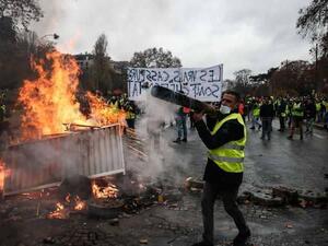 ثارت العديد من التكهنات بشأن من يقف وراء الاحتجاجات