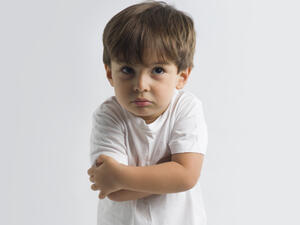 ام تعنف طفلها