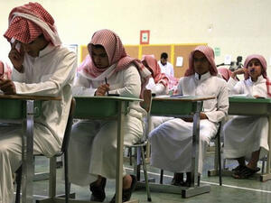 طلاب يلعبون بلوت بالفصل