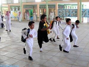 معلم يمزق كتب وزاره التعليم