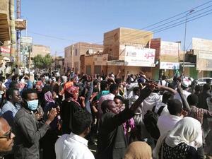 آلاف المتظاهرين يتدفقون على مقر القيادة العامة للجيش في السودان