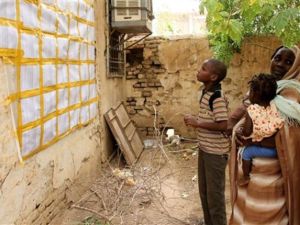 عائلة سودانية تراجع لائحة ناخبين خلال جولة اعادة انتخابية في بعض الولايات/أ.ف.ب