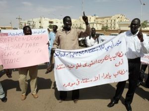 متظاهرون يطالبون بإجراء الاستفتاء في موعده المحدد- أ.ف.ب