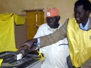 مساعدة ضرير سودان على الادلاء بصوته في استفتاء جنوب السودان في ام درمان