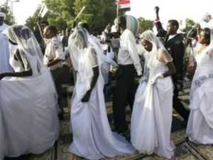 500 عريس وعروس من شمال وجنوب السودان يشاركون في عرس جماعي في مسعى لتكريس الوحدة