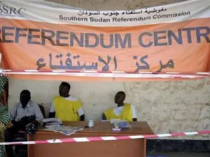 مسؤولون من مفوضية استفتاء جنوب السودان اثناء عملية تسجيل الناخبين في جوبا 
