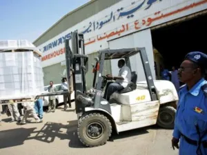 شرطي سوداني يراقب نقل ادوات التصويت استعدادا للاستفتاء حول جنوب السودان
