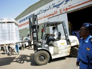 شرطي سوداني يراقب نقل ادوات التصويت استعدادا للاستفتاء حول جنوب السودان
