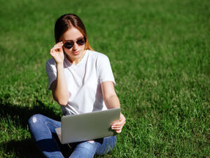 التعرّض المعتدل لأشعة الشمس تساعد على إفراز هرمون ميلاتونين

